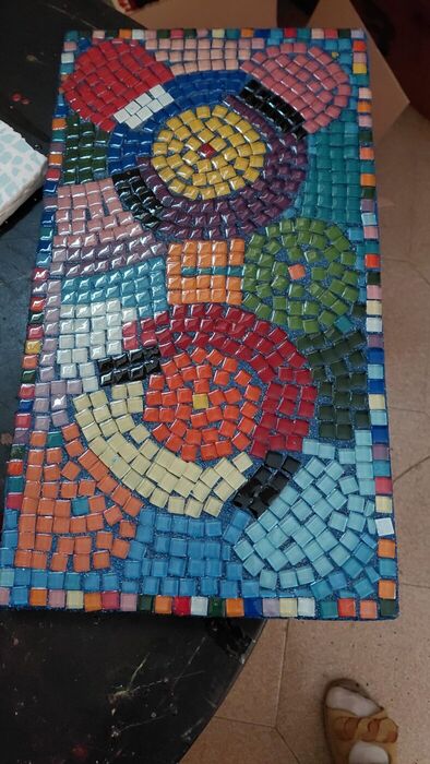 Mosaico a cerchi e spicchi di piastrella, opera di Cira Pignatiello